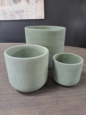 Zielona betonowa osłona